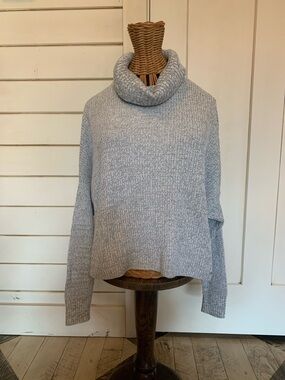 HOLLISTER CROP SWEATER